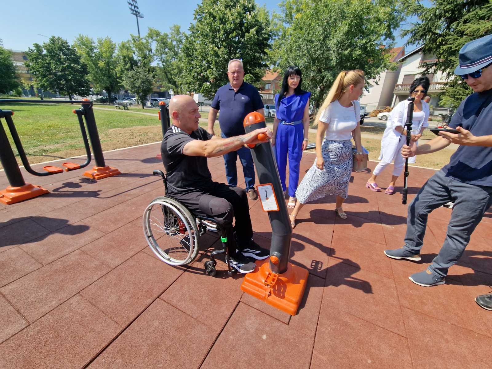 У парку поред стадиона Дубочица постављена теретана на отвореном намењена особама са инвалидитетом - Град Лесковац